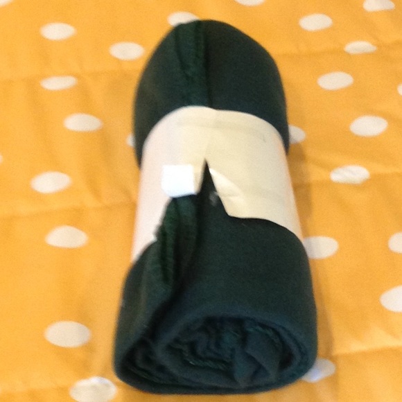 NWT forest green soft cozy fleece throw blanket. - Picture 3 of 3
